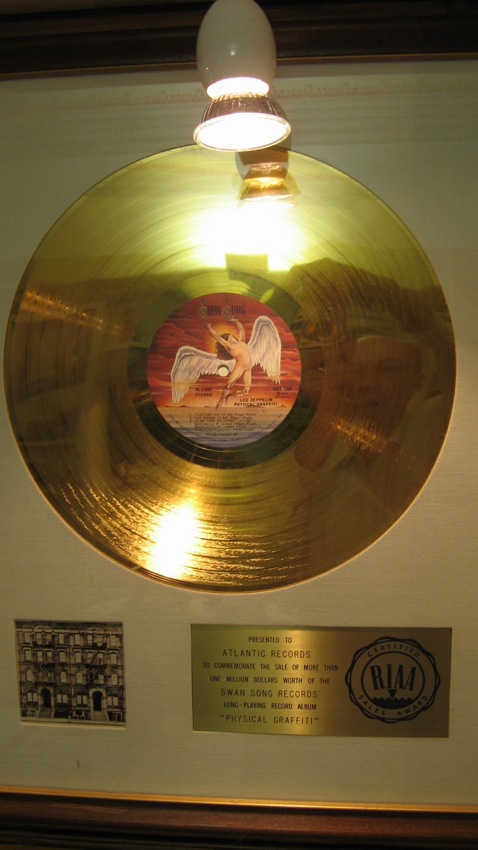 n_16- Disco d'oro per la vendita del valore di oltre 1 milione di dollari degli album dei Led Zeppelin 'Physical Graffiti'.jpg